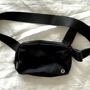 Lululemon everywhere belt bag